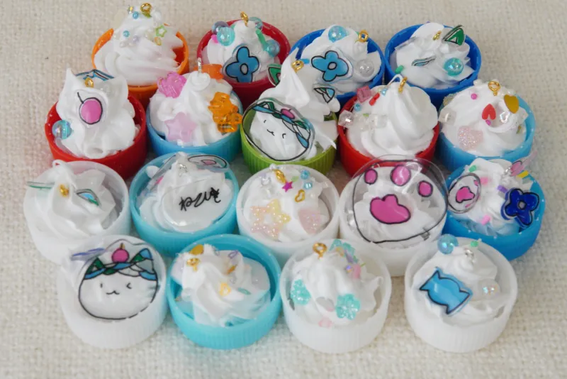 ペットボトルキャップを使用したカップケーキのようなキーホルダー。キャップの色も様々。お気に入りを探してみてね。