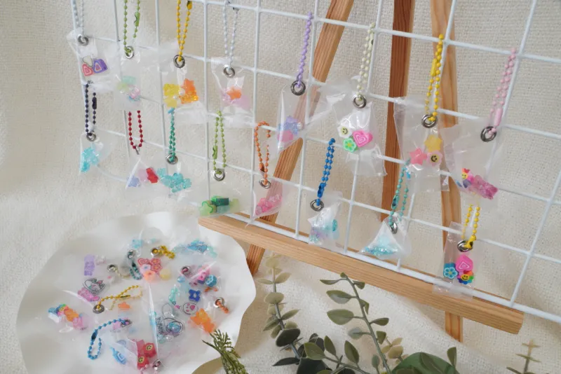 おかしモチーフのキーホルダー。中にはかわいいパーツがたくさん。店主が描いたねこちゃんも入ってるよ。