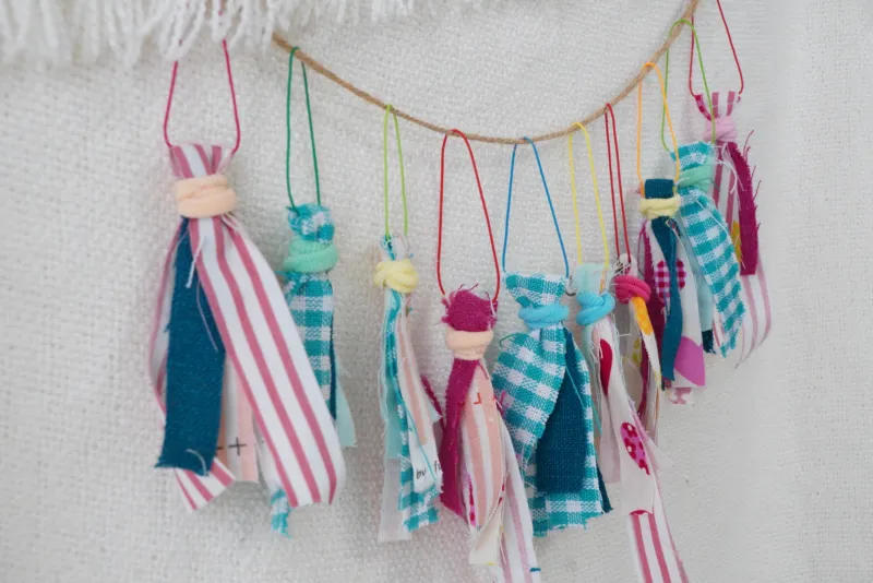 色々な布を組み合わせて作ったタッセルキーホルダー。好きな組み合わせを探してみてね。