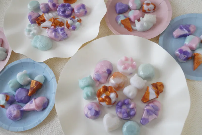 きらきらキャンディのようなヘアゴム。髪や腕、バッグにもおすすめ。きらきらのトキメキをどうぞ。