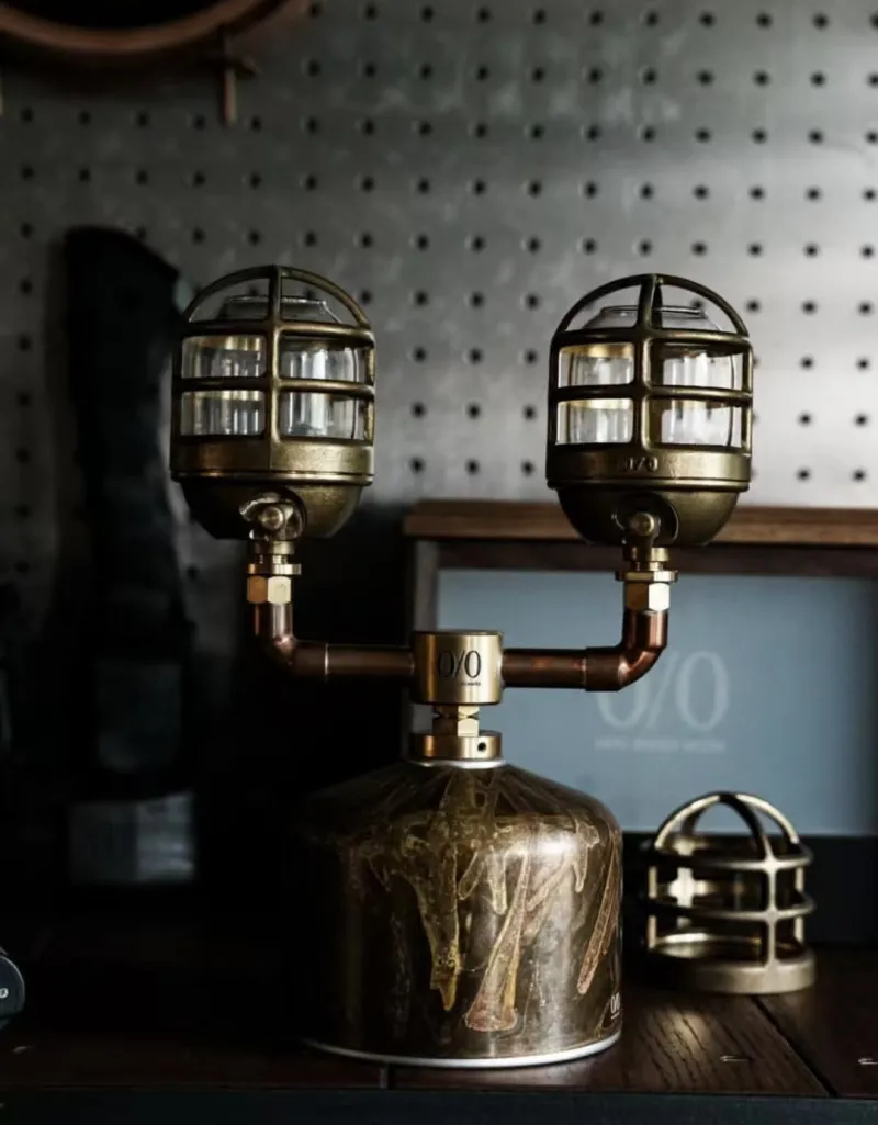 オリジナルで作成した真鍮製のガスランタン。時間とともに経年優化していく作品です。
