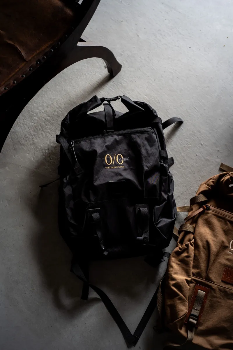 アウトドアとアーバンをクロスさせたオリジナルのバックパック。アウトドアでも通勤でもオールマイティに使えるバッグです。