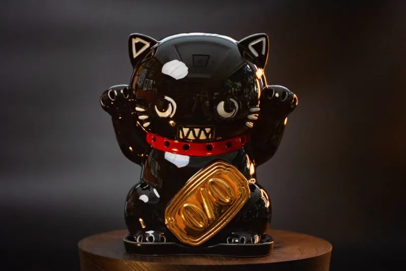 オリジナルキャラクターのクロ猫の香炉。陶器でできた香炉にはシリアルナンバー付きです。