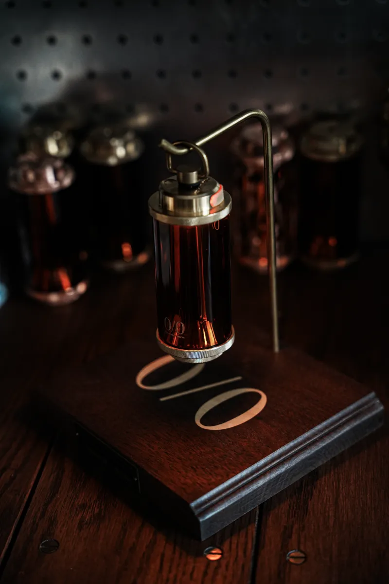 アンバーガラスのホヤが雰囲気の良いLEDランプです。