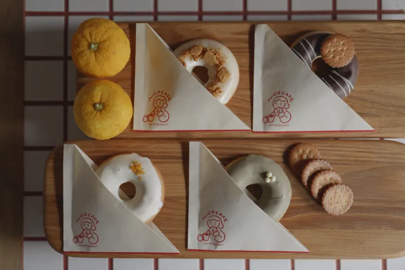 高知のうまいもんまるごと焼きドーナツ。パッケージには土佐和紙を使用。