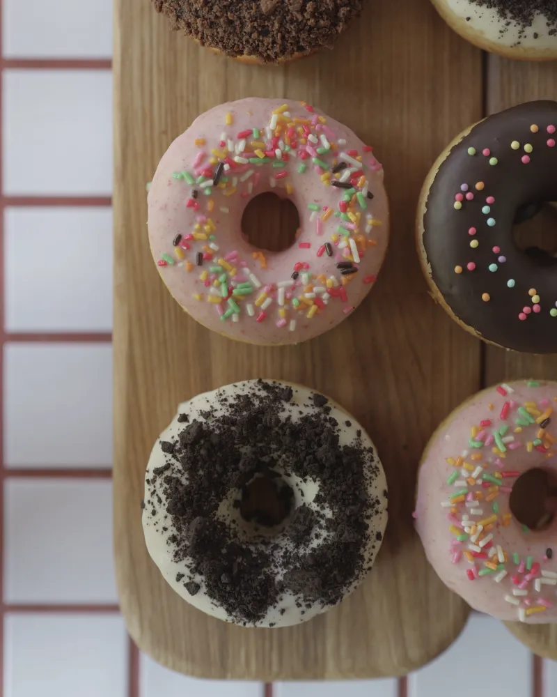 カラフルで色とりどりの焼きドーナツ