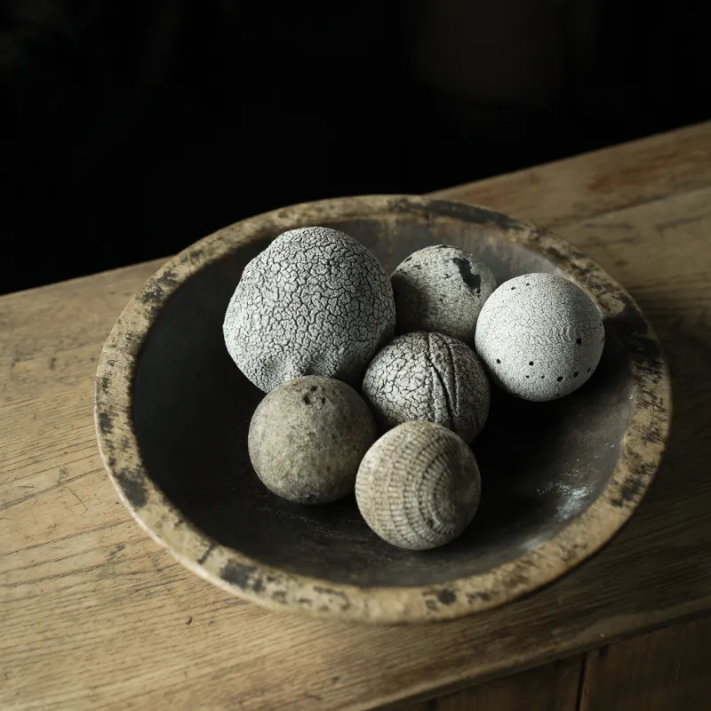 「球体」長い時間がヒビや凹み、色として表現れた味わいある球体たち。