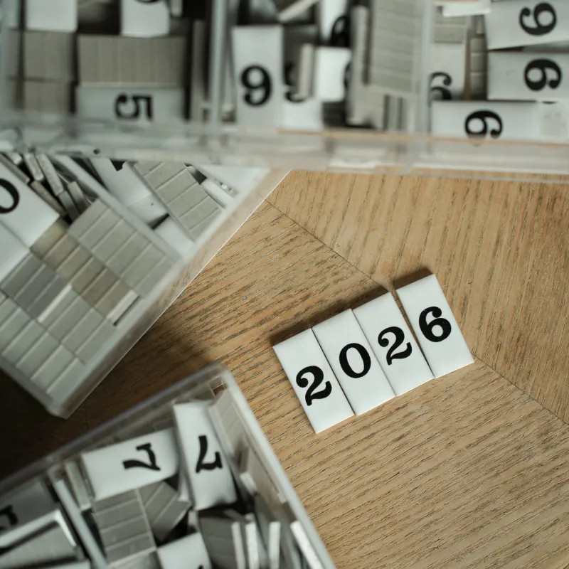 「ナンバータイル」白に黒い文字のシンプルな数字入りのミニタイル。位置も傾きも、ひとつひとつ違うのがポイント。