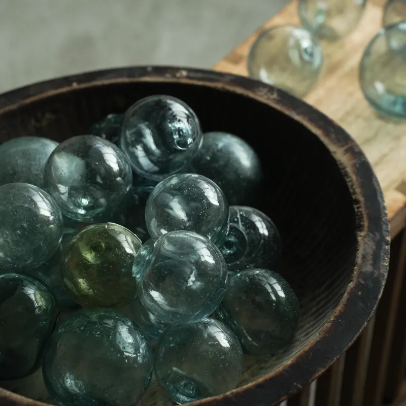 「ガラスの浮き玉」昔から寮で使われてきた浮き玉。海の青さがここに投影されているようです。