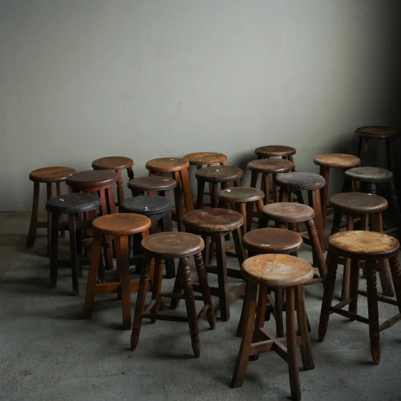 「家具」スツール・引出し・ガラス戸棚などの、メンテナンスした家具。什器も全てご購入可能な古道具で揃えます。