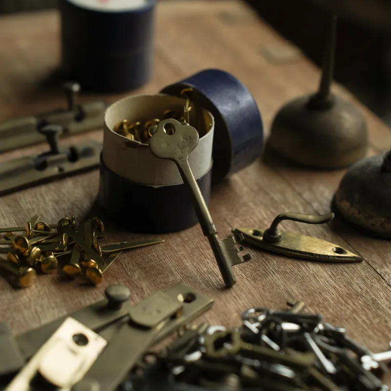「金具」鍵・留め具・蝶番やネジ。置いておくだけでも雰囲気が宿る金具を集めました。