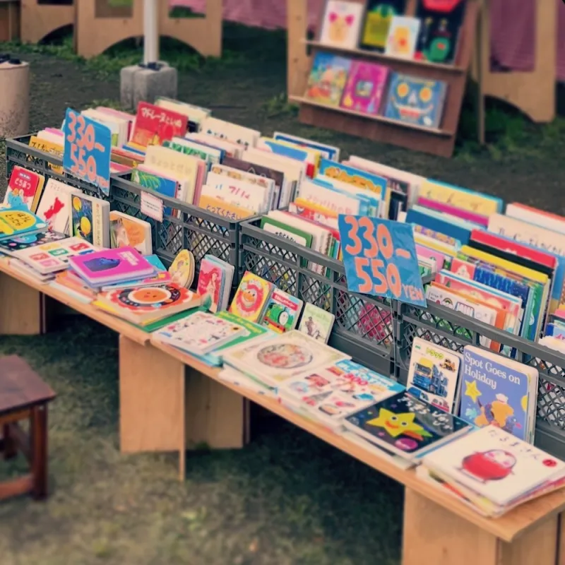 330円から550円均一のお手頃絵本コーナーは東京蚤の市古書店街の定番。楽しそうな絵本たくさんご用意します！