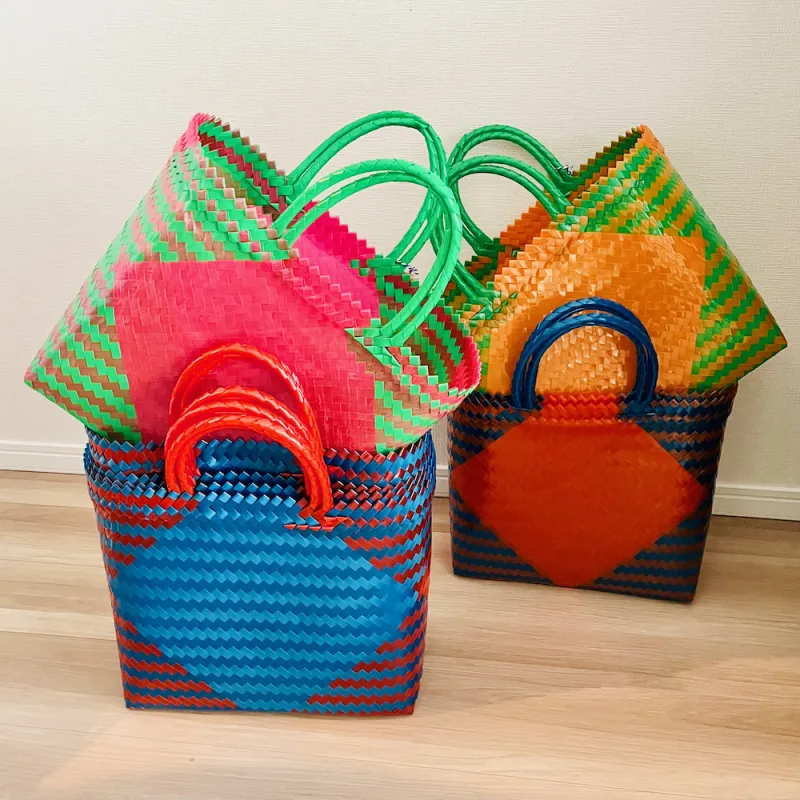 重いものもたっぷり入る丈夫なベトナムのプラかごをたくさん持って行きます。これで買い過ぎてしまっても大丈夫！