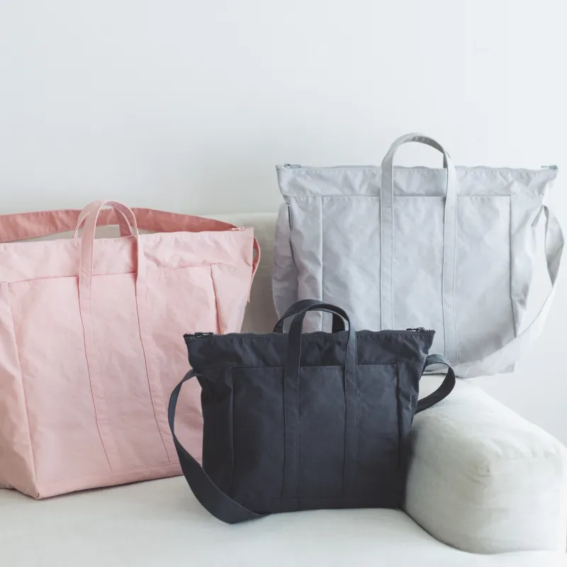 軽量かつ自立もする新感覚素材を使用したトートバッグ！　小分けポケットもたくさん！