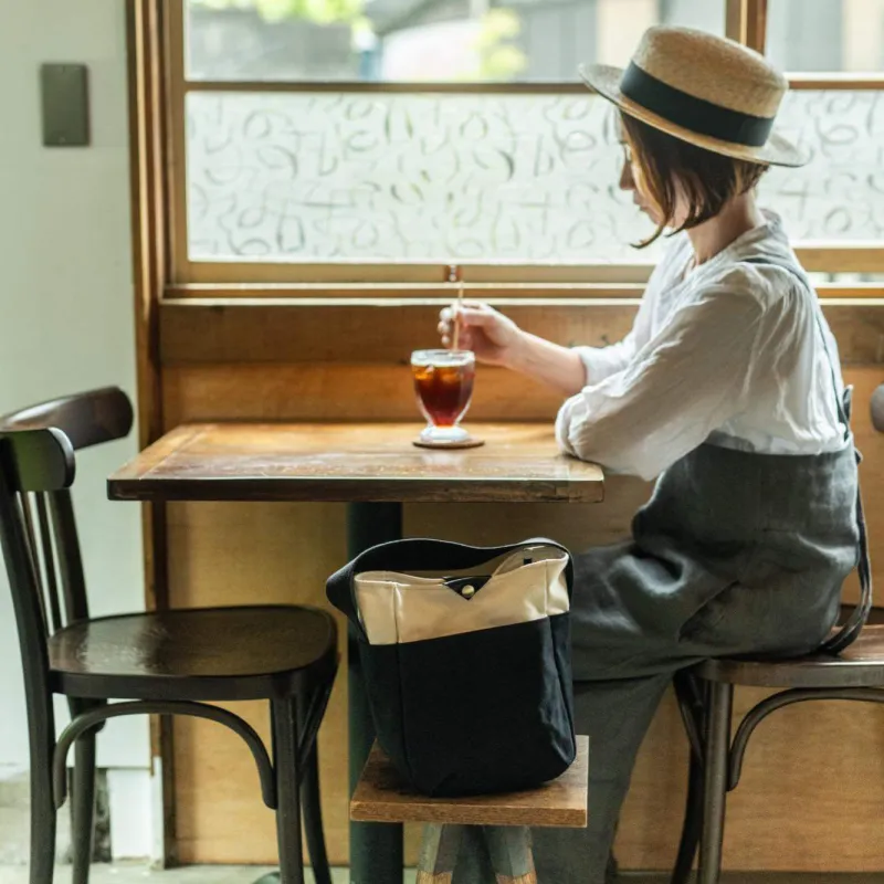 お出かけにちょうど良い国産帆布を使用したミニトートです！