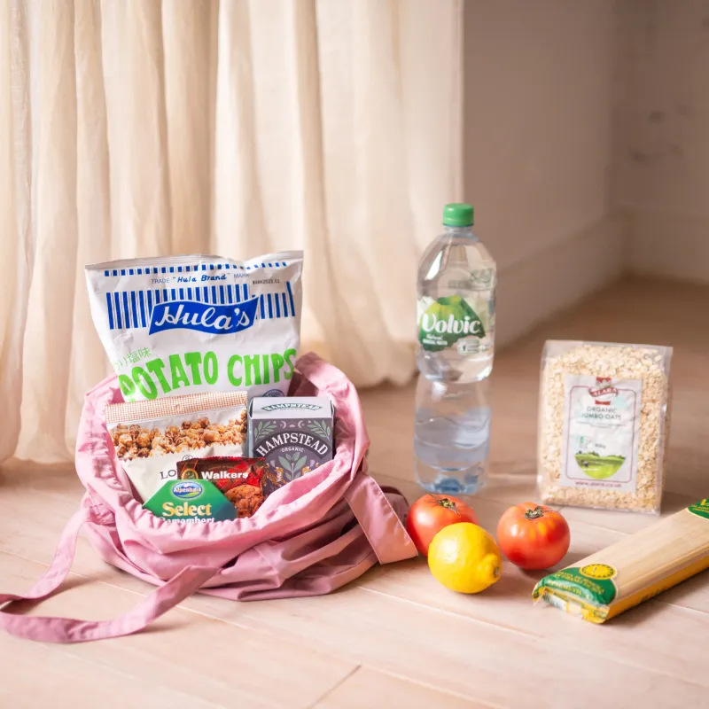 国産の丈夫な生地ですがポケッタブルになるトートバッグ。豊富なカラーバリエーションがございます！