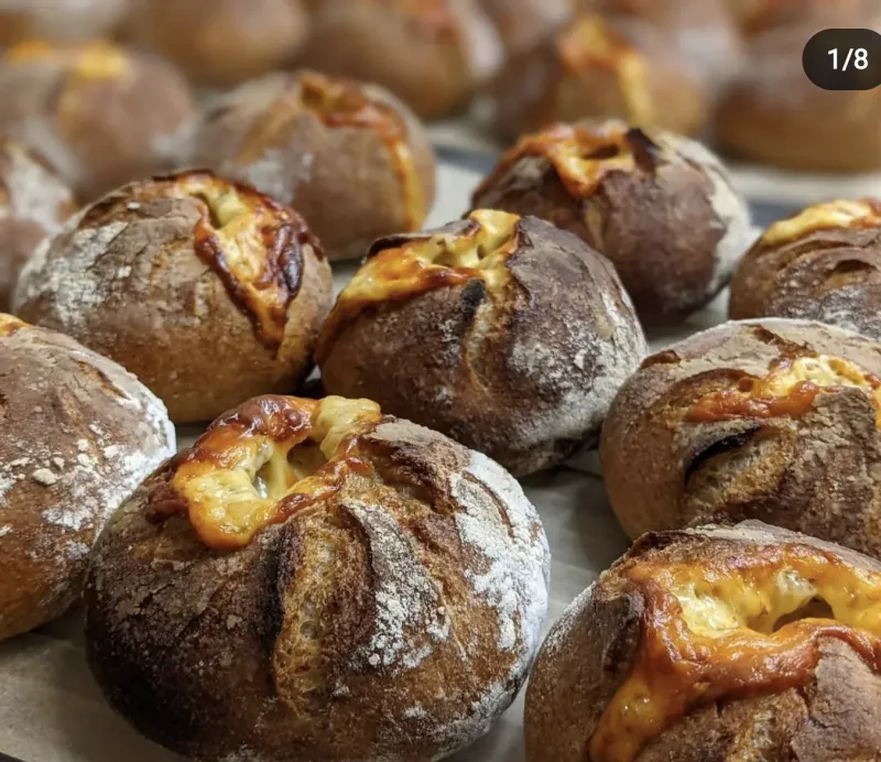 牧草を食べのびのび育った放牧牛のチーズが入ったライ麦パン