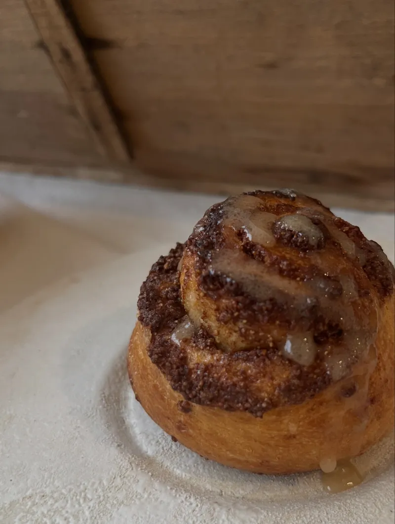 有機シナモンシュガーにアーモンドペーストを練り込んだシナモンロール