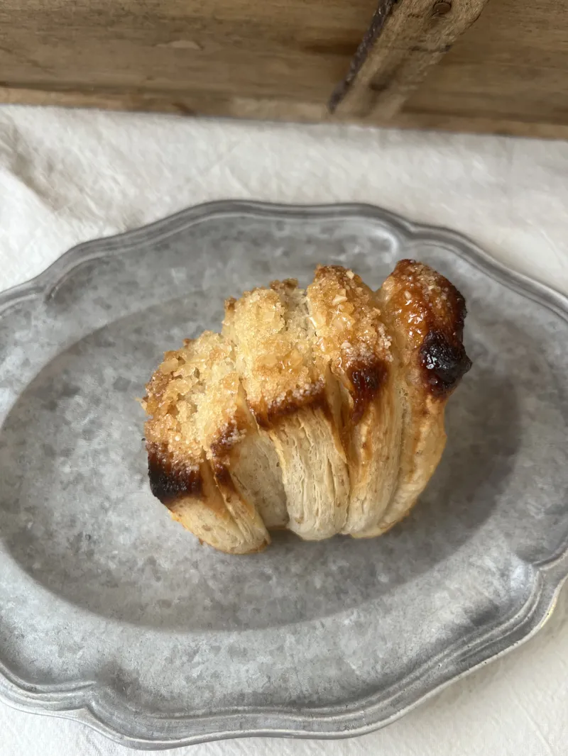 ザラメがキャラメリゼされたサクサクのパイのようなクロワッサン