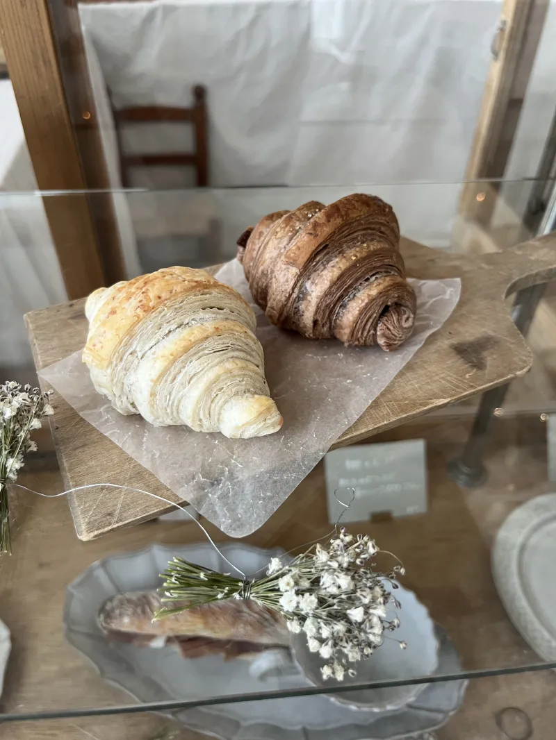 石臼で麦を挽き、手折りでつくるクロワッサン