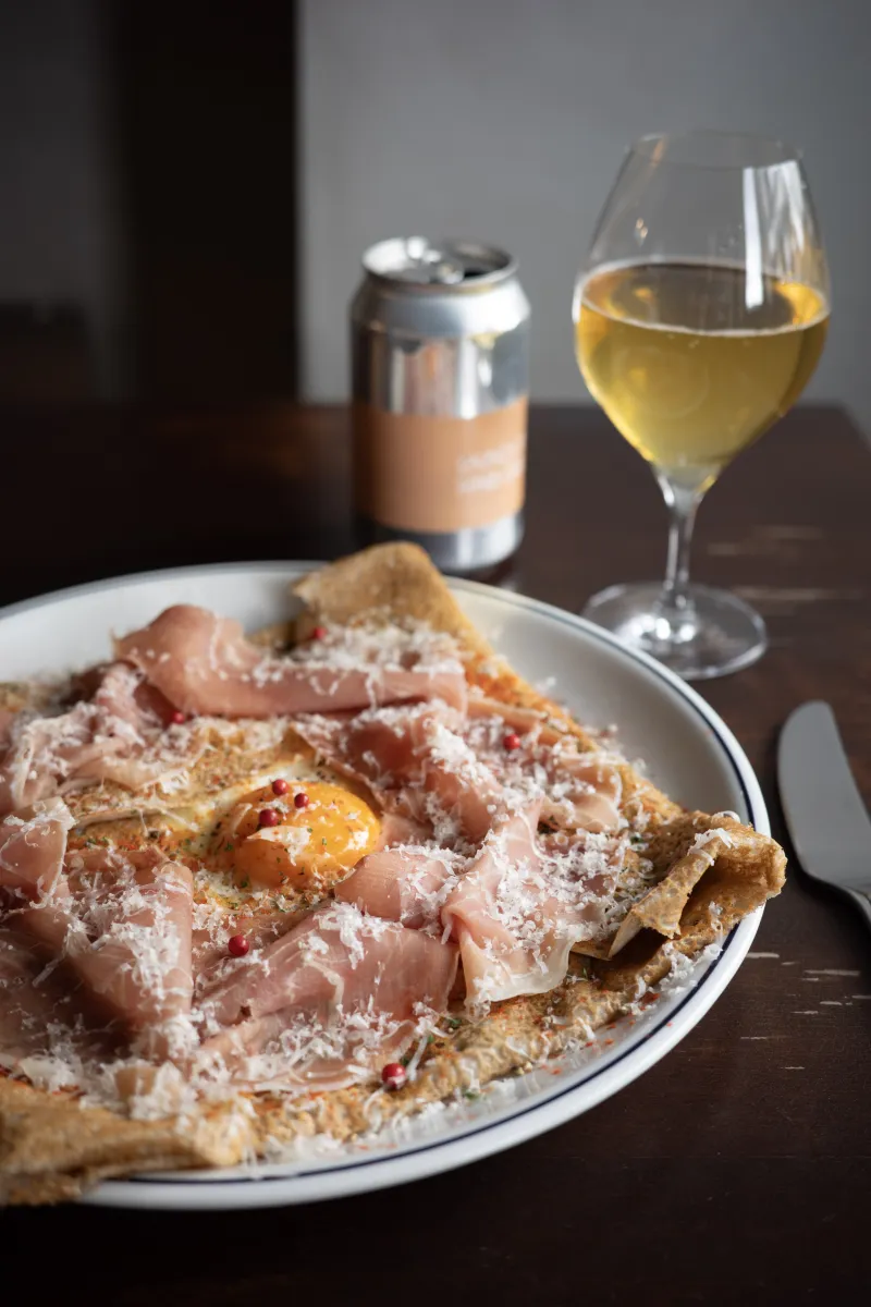 「深大寺そば粉」を使用した当店のスタンダード。ガレットコンプリート プロシュート