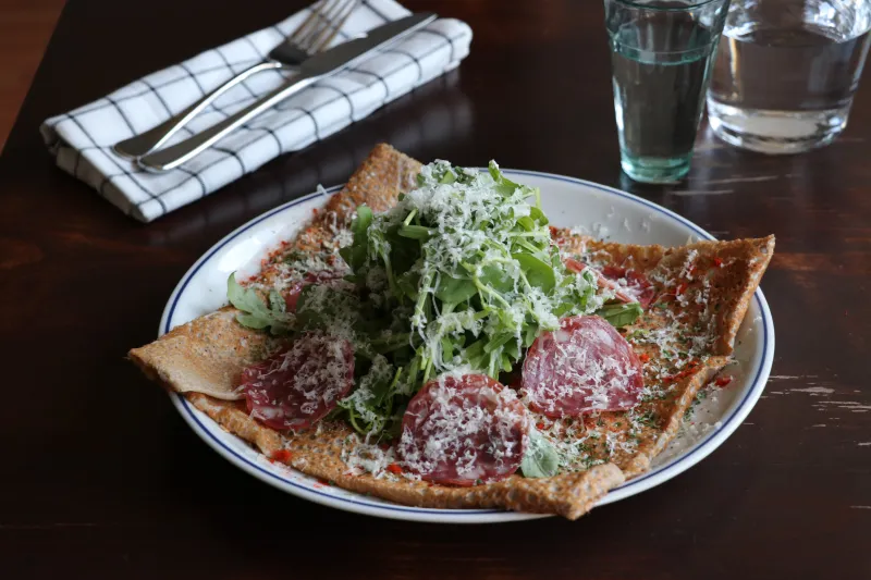 たっぷりのセルバチコとイベリコ豚のサラミガレット