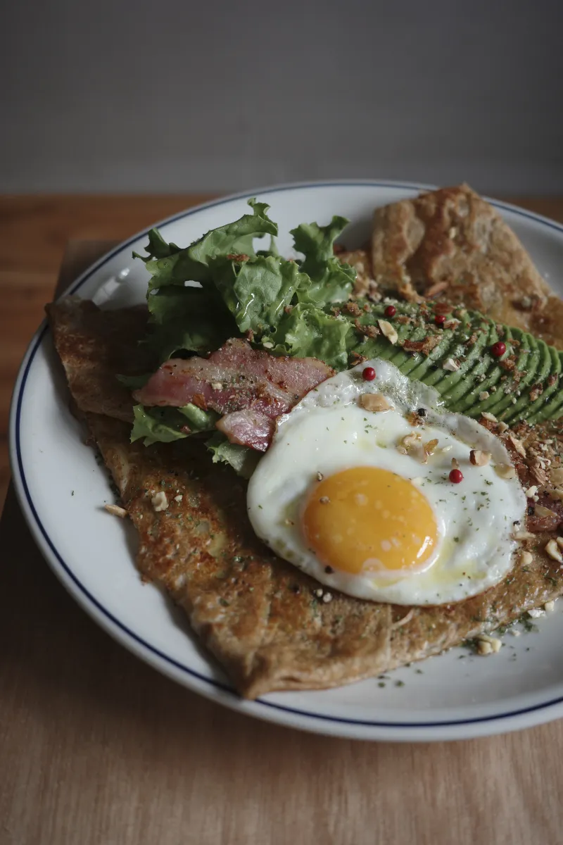 鎌倉ハムの厚切りベーコンを使ったアボカドベーコンエッグガレット