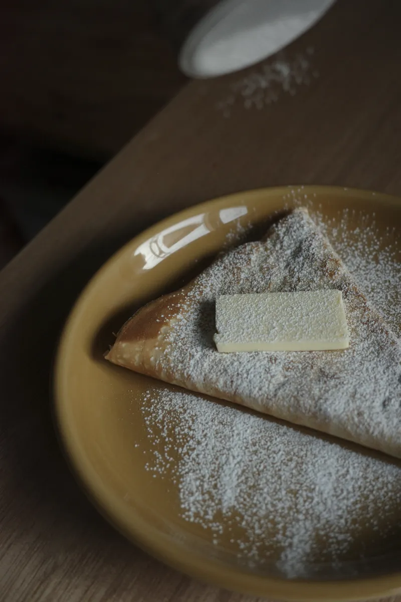 小麦粉、卵、牛乳、バターを贅沢に使った、モチモチ食感のシュガーバタークレープ