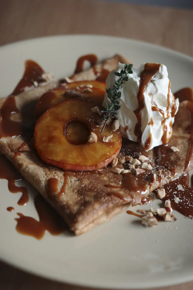 季節のフルーツなどを使用した、季節のクレープ（キャラメルアップルチャイクレープ）※こちらのクレープは11月頃の商品です