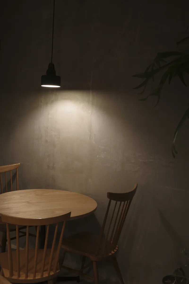 グレーを基調とした落ち着いた店内。ヴィンテージラジオから流れるJ-WAVEがBGM。