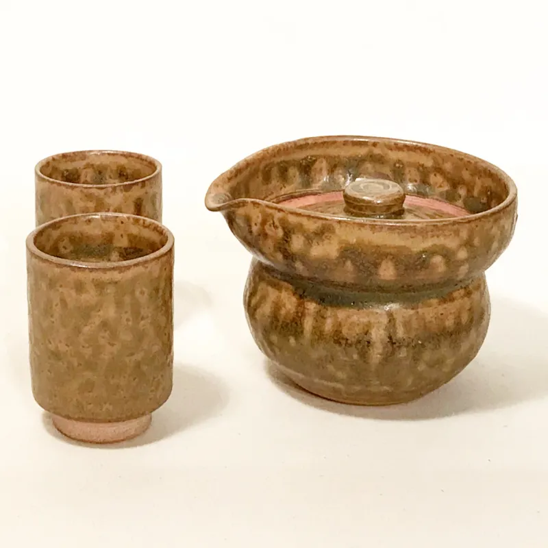 粗野でありつつも上品な佇まいの宝瓶。そろそろ新茶の季節です。