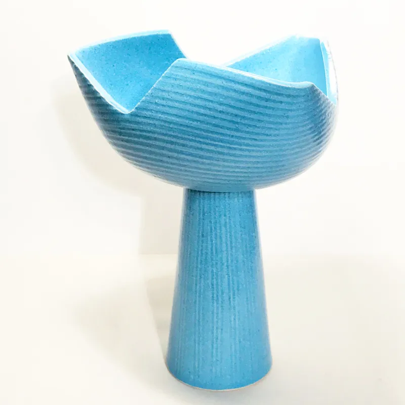 クセ強き水色の花器