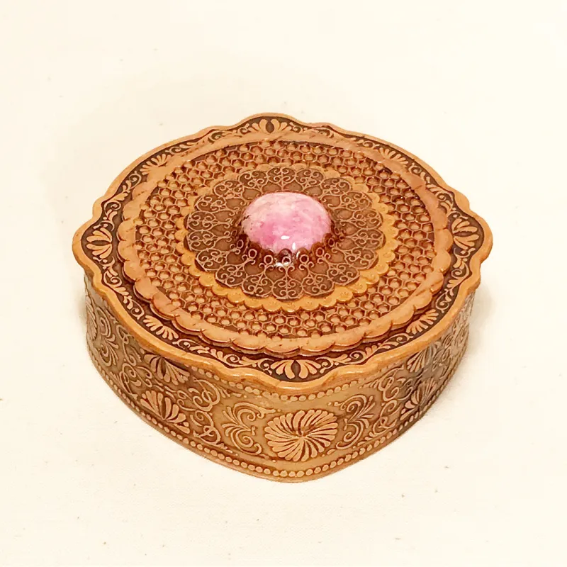 緻密な細工のアクセサリー器。愛でたい子たちは愛でたい器に収めましょ。