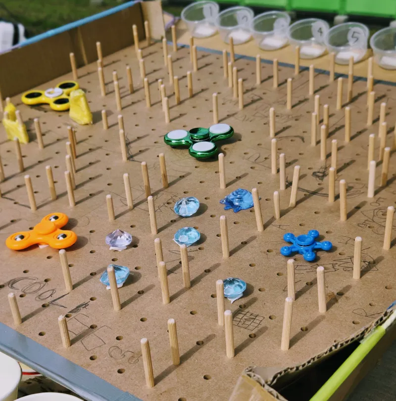 前回の蚤の市で、たくさんのお客様が遊んでくれたビー玉転がしゲーム！　今回はどんなゲームができるかな…