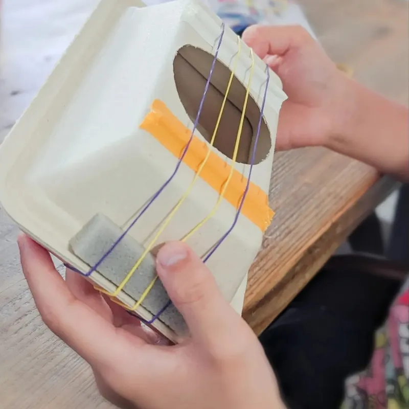 手づくりの景品（以前の景品です。今回はどんな景品が並ぶのか、お楽しみに！）