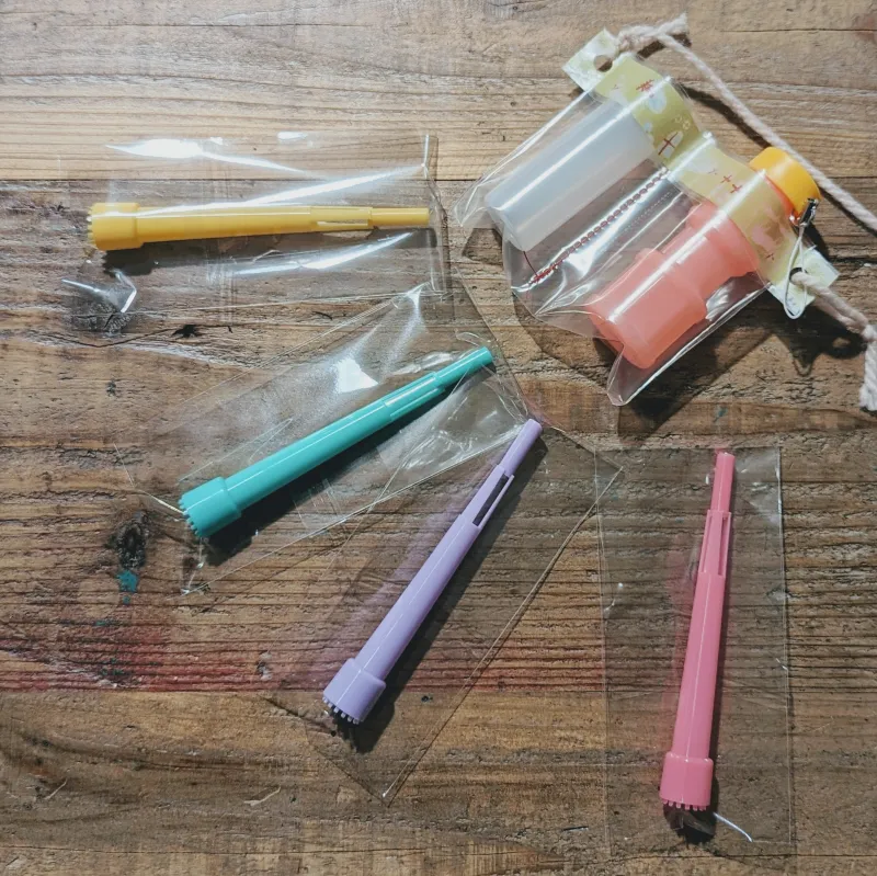 手づくりの景品（以前の景品です。今回はどんな景品が並ぶのか、お楽しみに！）