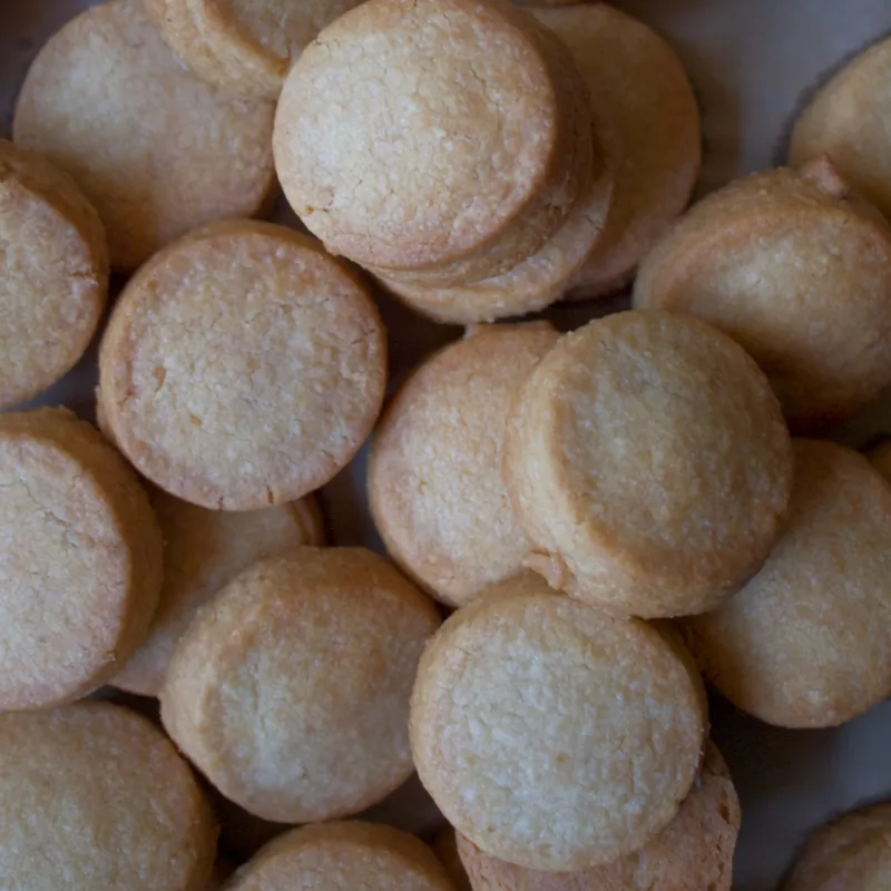 「バタークッキー」小麦粉・バター・きび砂糖・アーモンドパウダーの4つだけ。