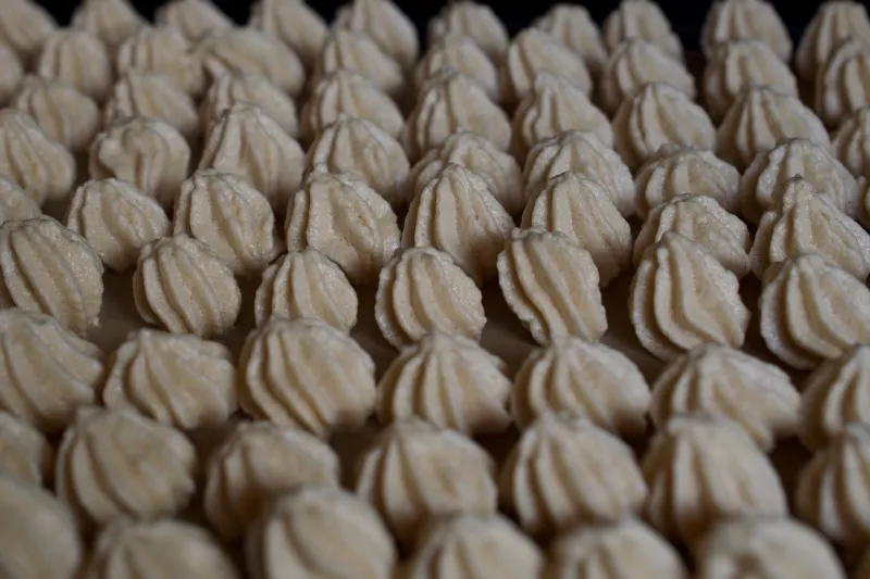 「きび砂糖メレンゲ」素材は卵白とお砂糖だけ。シンプルだからこそ素材が生きます。「さくしゅわっ」と消える口溶け。