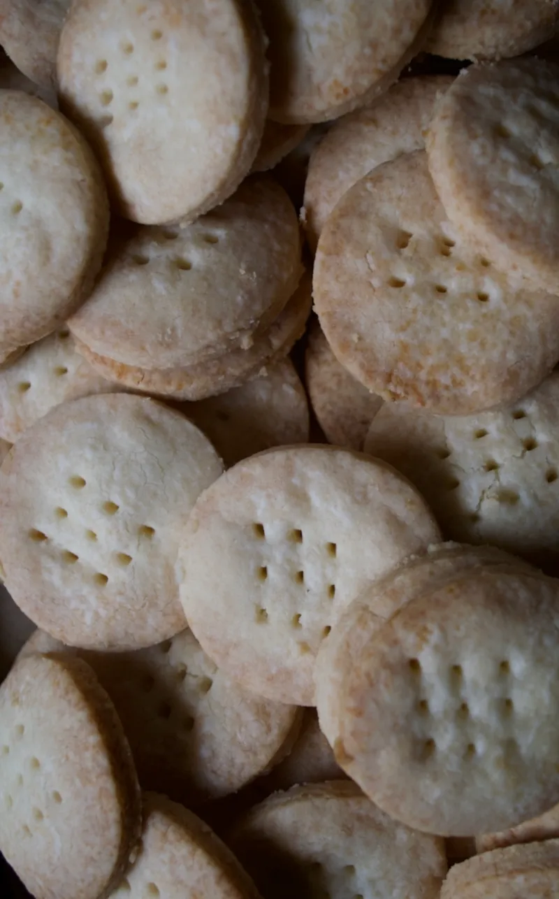 「塩サブレ」米粉と小麦を配合して軽やかに仕上げました。塩味と甘さのバランスにこだわっています。