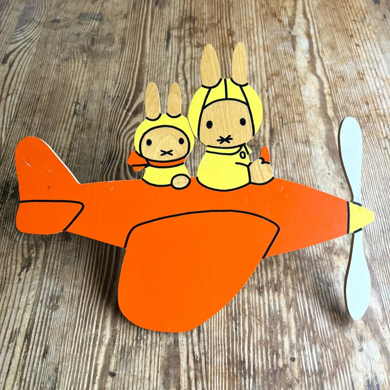 昨年、オランダにて見つけた70年代製のオリジナルミッフィー壁掛け。1カ所破損部分があり修復済みです。