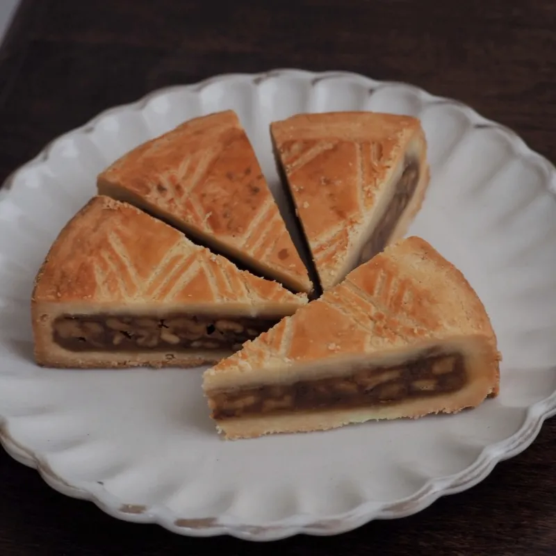 スイス伝統菓子「エンガディナー」。ローストした胡桃と塩を効かせたキャラメルヌガーをクッキーでサンドしたおやつ