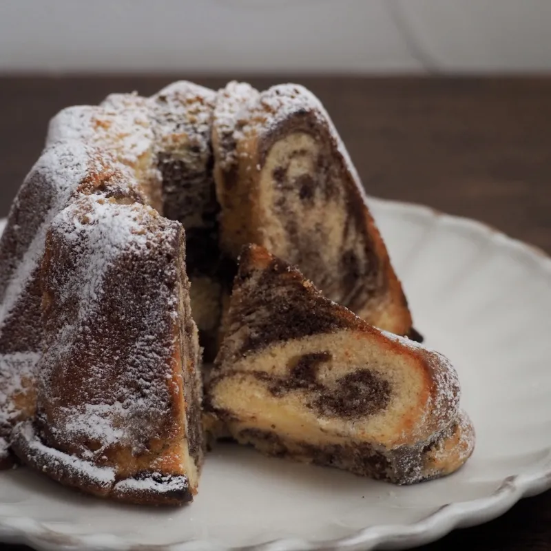 ドイツ伝統菓子「マーモアクーヘン」。キルシュ香るバニラとチョコレート生地を大理石の様なマーブル模様にしたおやつ