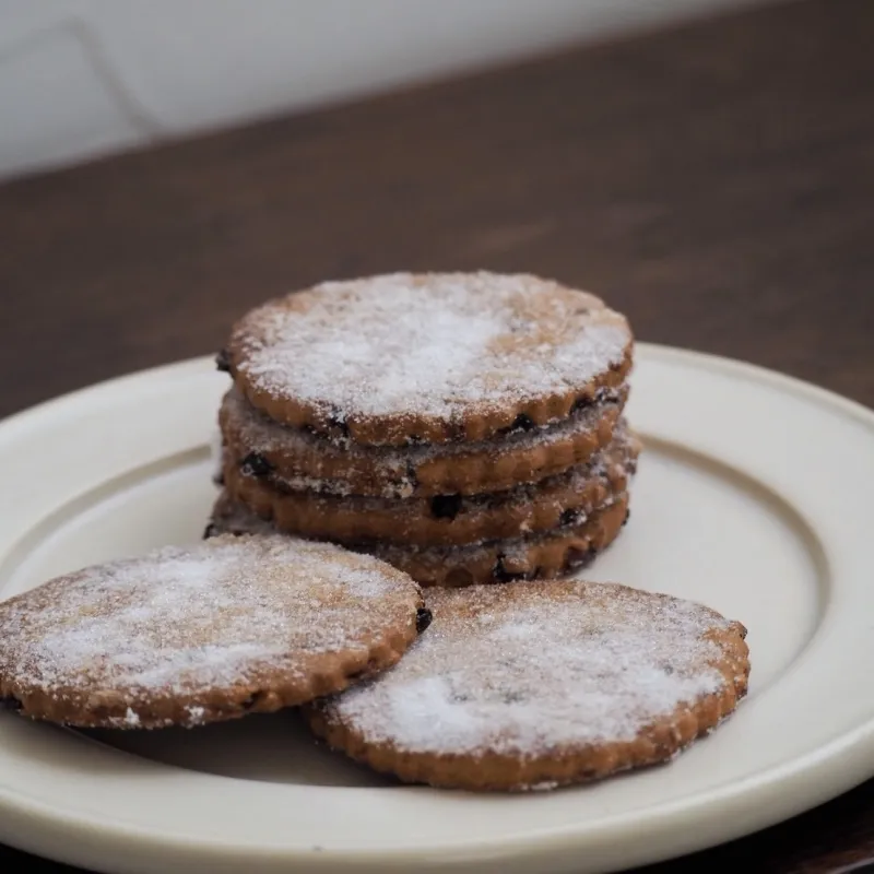 イギリス伝統菓子「イースタービスケット」。シナモン香る生地に山ぶどうが特徴的なザクザクとした英国の春のおやつ