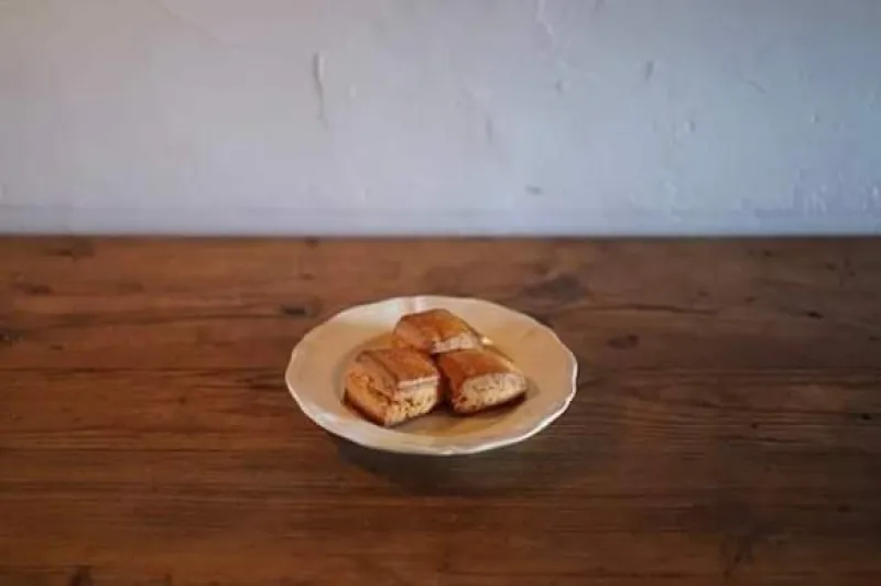 「クロワッサン」折り数が少なく、サクッとした食感。香り高い九州産高千穂バター使用。