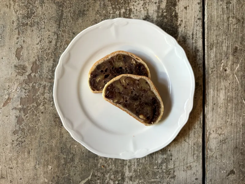 「ベラベッカ」数種類のスパイスと、赤ワイン、キルシュ、はちみつをたっぷり使ったアルザス地方の伝統的なフルーツパン。