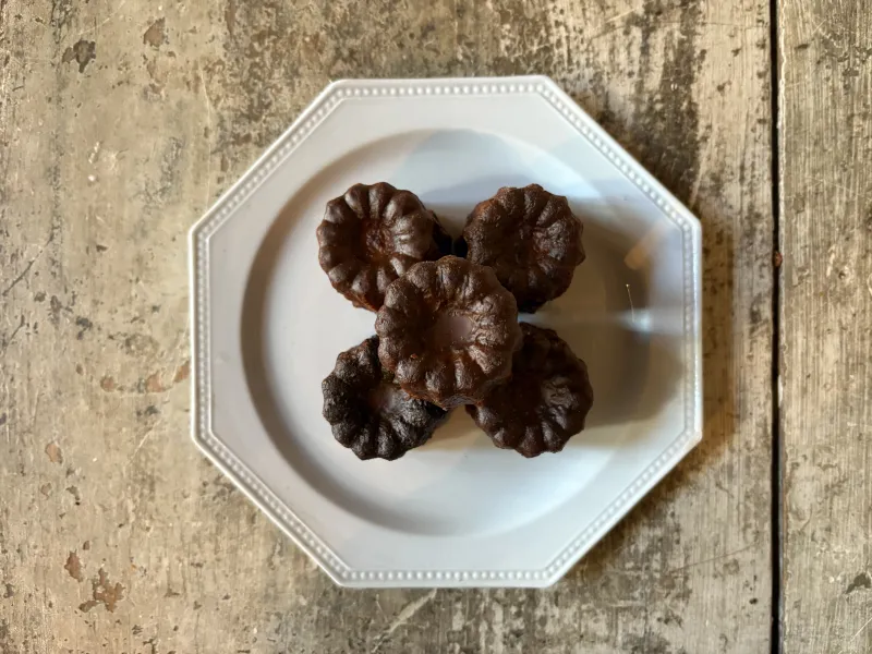 「カヌレ」フランスボルドー地方の修道院で作られる、伝統的な焼き菓子。