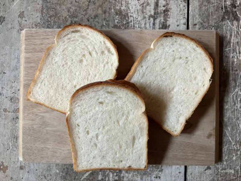 「北海道食パン」北海道産小麦粉「ゆめちから」100%、はちみつ使用。しっとりもっちりとした食感。