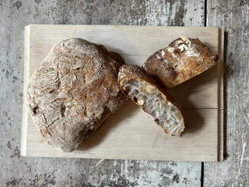 「カシューナッツと黒胡椒のロデヴ」自然種を使用した、高加水のフランスパン。スパイシーな黒胡椒と香ばしいカシューナッツ入り。