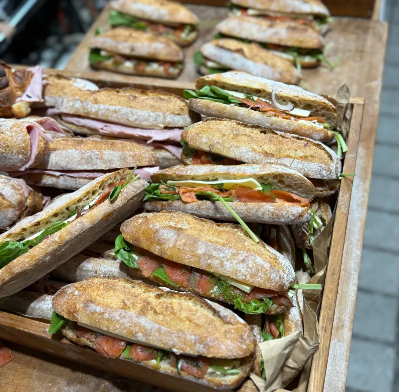 サンドイッチはバタールと同じ生地。シンプルな具材がパンの旨みとあいまって、気がついたら一気に食べちゃう一本に。