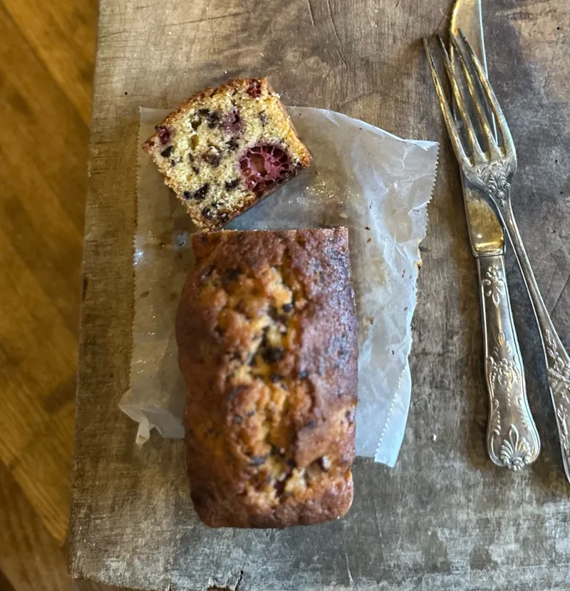 パン屋の焼き菓子。パウンドケーキは家族で分けても、一人でこっそり食べ進めてもいいたっぷりサイズ。